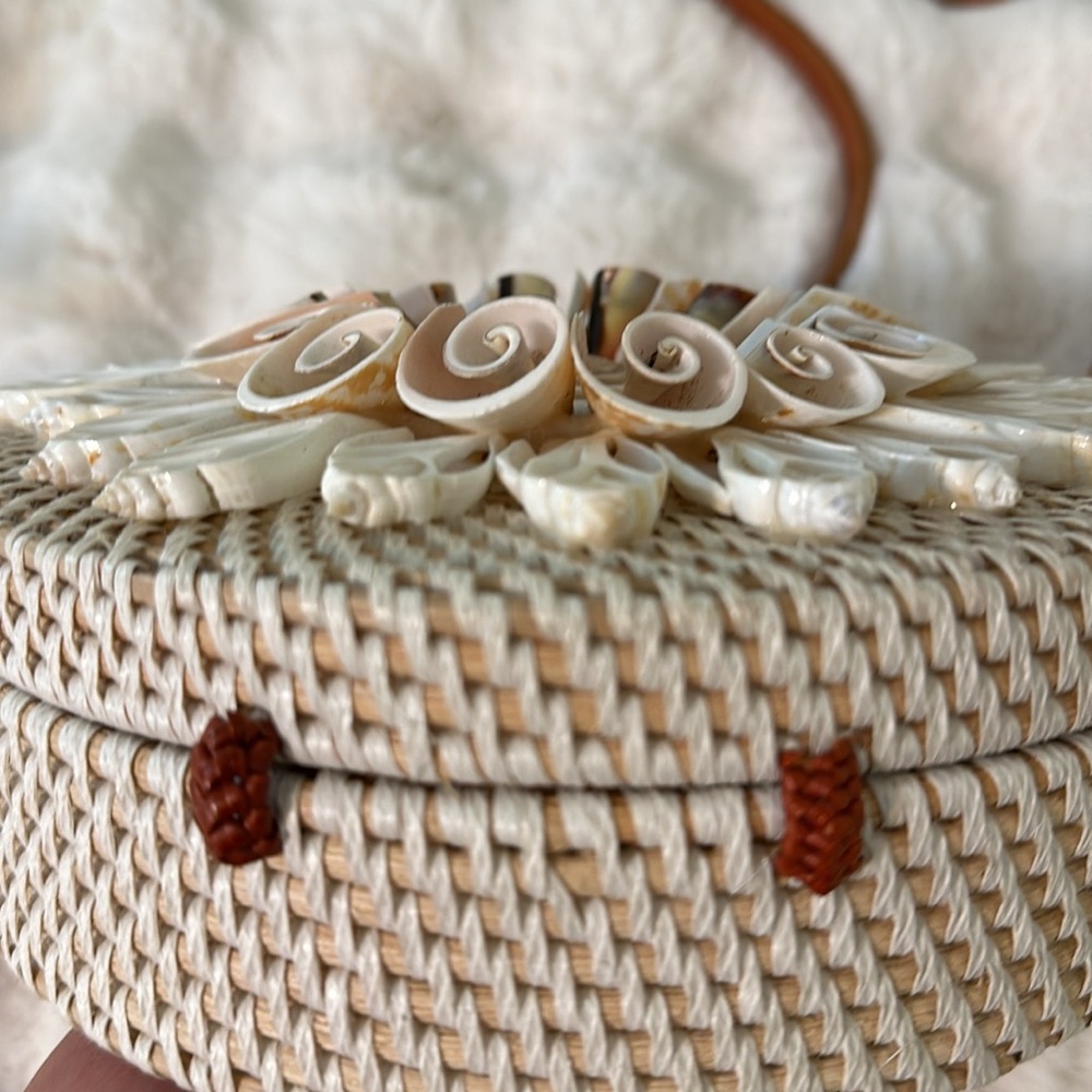 Round rattan seashell bag - Picture 8 of 11